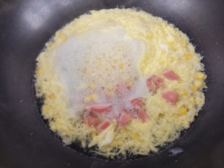 玉米火腿鸡蛋汤,再加入火腿肠。