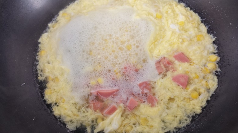 玉米火腿鸡蛋汤,再加入火腿肠。