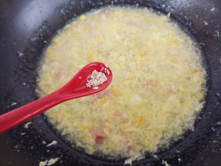 玉米火腿鸡蛋汤,再加一勺鸡精。