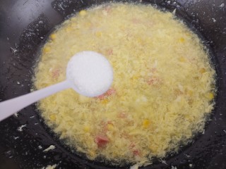 玉米火腿鸡蛋汤,加一勺盐。