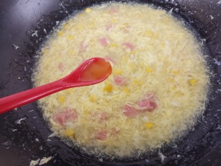 玉米火腿鸡蛋汤,再加一勺鲜鸡汁。