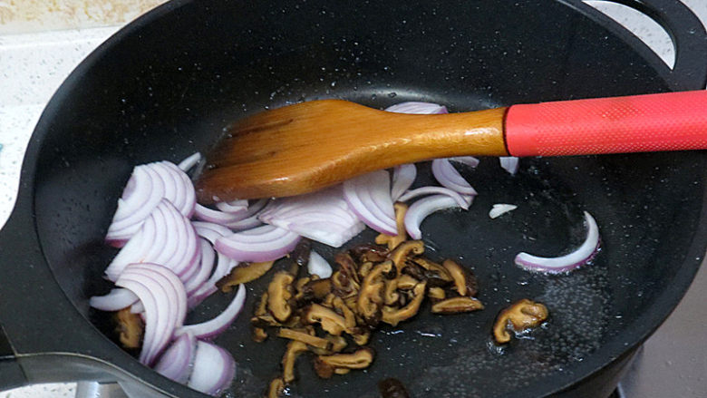 好方法成就好味道【酱炒杂蔬乌冬面】,剩余的油，炒配菜。先把香菇丝和洋葱丝下锅翻炒