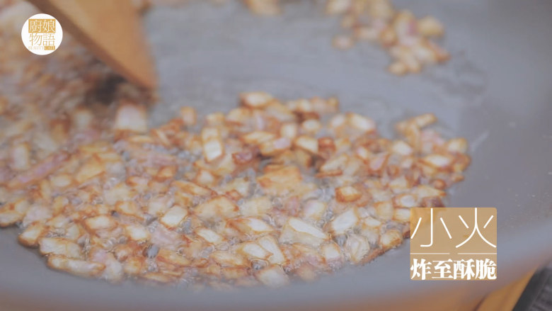 台风天的卤肉饭「厨娘物语」,锅内倒入100ml食用油，放入洋葱丁小火炸至酥脆，捞出备用。