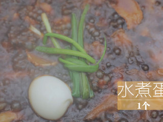 台风天的卤肉饭「厨娘物语」,倒入1L热水、1个葱结、1个水煮蛋，转小火加盖焖煮40分钟，期间给鸡蛋翻个面~