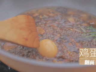 台风天的卤肉饭「厨娘物语」,倒入1L热水、1个葱结、1个水煮蛋，转小火加盖焖煮40分钟，期间给鸡蛋翻个面~