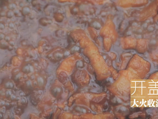 台风天的卤肉饭「厨娘物语」,然后就可以开盖，大火收汁啦，夹出葱结、香料，尝尝味道如果不够咸可以加一些些盐。