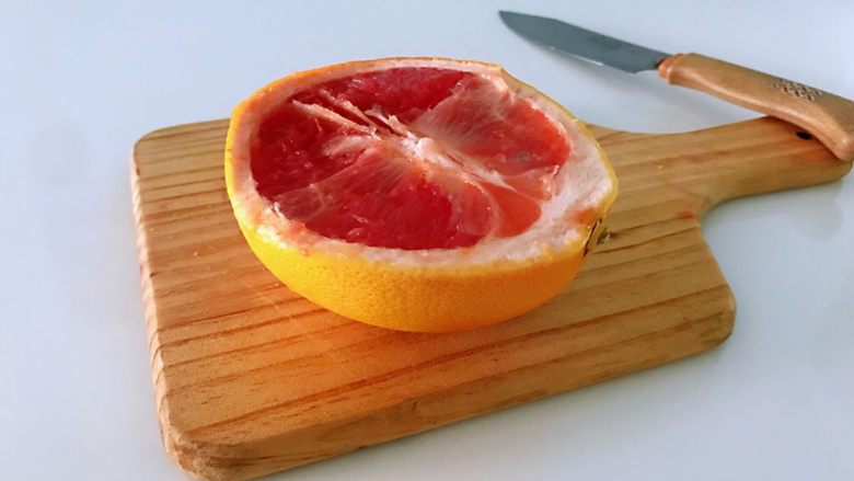西柚柠檬汁,<a style='color:red;display:inline-block;' href='/shicai/ 2374'>西柚</a>切半。