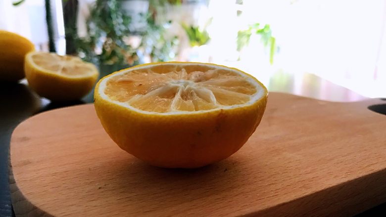西柚柠檬汁,<a style='color:red;display:inline-block;' href='/shicai/ 595'>柠檬</a>切半。