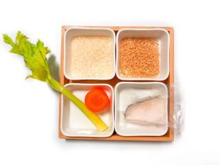 【宝宝辅食】鳕鱼燕麦米粥,准备食材：胚芽米 30 g、燕麦米 10 g、西芹 10 g、胡萝卜 15 g、鳕鱼 一块