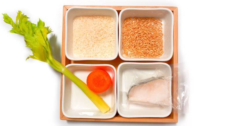 【宝宝辅食】鳕鱼燕麦米粥,准备食材：胚芽米 30 g、燕麦米 10 g、西芹 10 g、胡萝卜 15 g、鳕鱼 一块