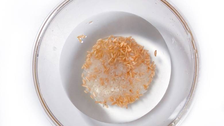 【宝宝辅食】鳕鱼燕麦米粥,胚芽米和燕麦米淘洗干净，浸泡1小时以上