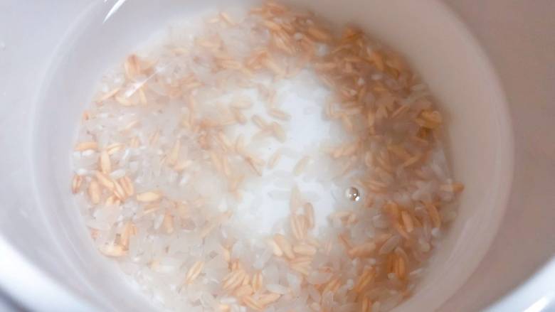 【宝宝辅食】鳕鱼燕麦米粥,把米放入宝宝炖盅，加入300 毫升清水，开始熬粥拉

小骨用的是隔水炖盅，小火慢炖，妈妈们也可以用普通锅，只不过清水要加400 毫升，以免水分流失太快。