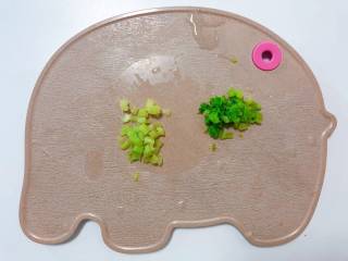 【宝宝辅食】鳕鱼燕麦米粥,西芹茎部切小段，叶部切碎
