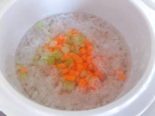 【宝宝辅食】鳕鱼燕麦米粥,待粥熬的粘稠，放入西芹茎和胡萝卜，继续熬制