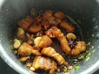 五花肉烧莲藕,倒入老抽、酱油提色提味翻炒均匀。