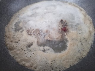 排骨炖土豆豆角,水烧开，排骨煮至变色。