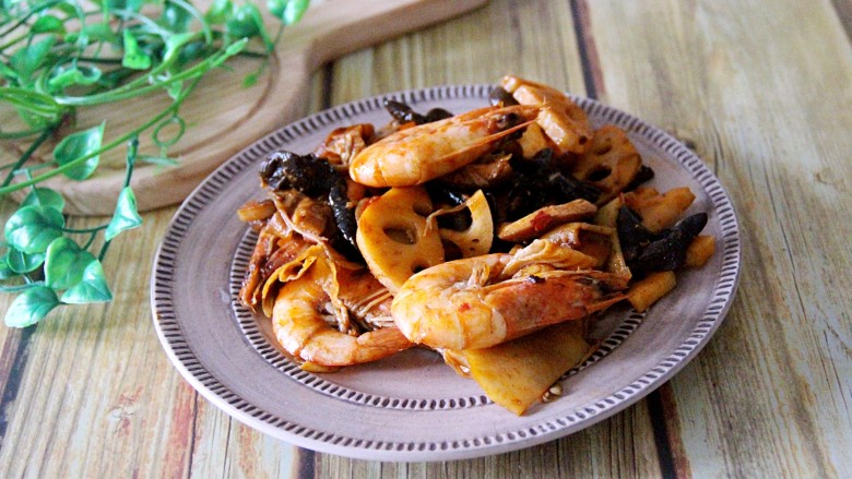 鲜虾麻辣香锅,装盘吃吧。