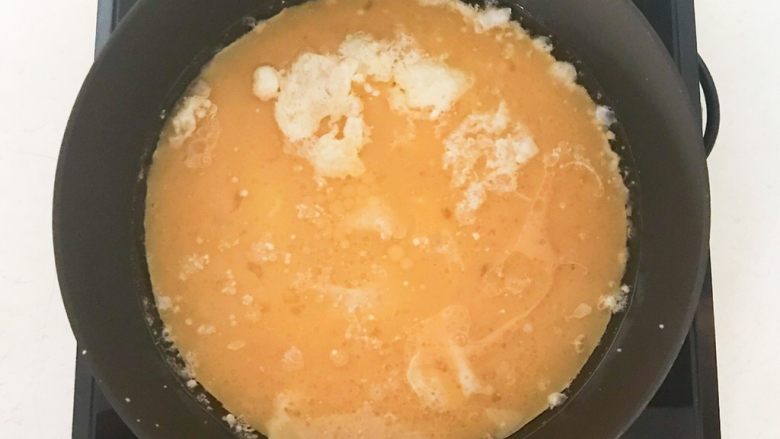 鸵鸟蛋麻椒馅饼,油温7分热的时候加入鸵鸟蛋液
