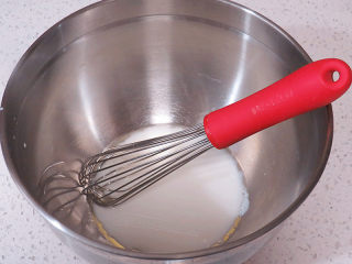 如火山熔岩般的【黑糖珍珠爆浆蛋糕】,将牛奶和色拉油同时倒入盆中用手动打蛋器打匀；