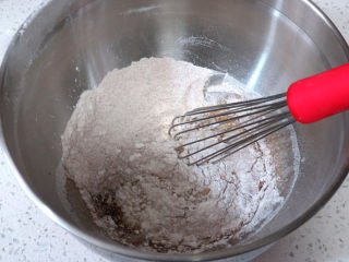 如火山熔岩般的【黑糖珍珠爆浆蛋糕】,筛入面粉和红茶粉拌匀