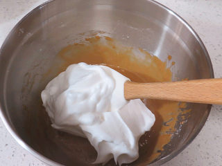 如火山熔岩般的【黑糖珍珠爆浆蛋糕】,取1/3量的打发蛋白霜与蛋黄糊轻拌均匀