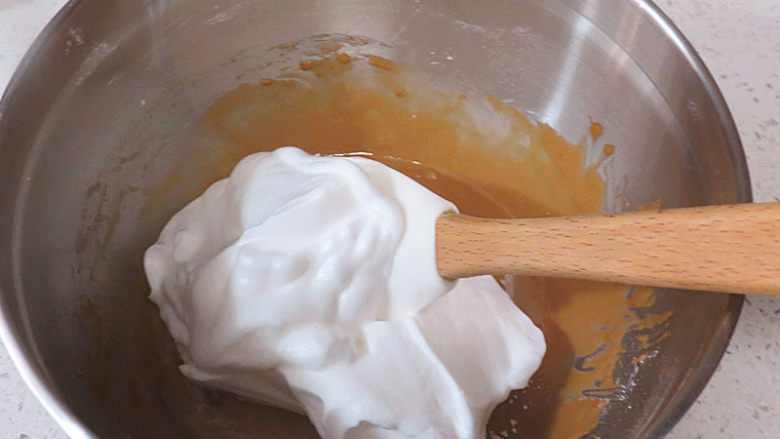 如火山熔岩般的【黑糖珍珠爆浆蛋糕】,取1/3量的打发蛋白霜与蛋黄糊轻拌均匀