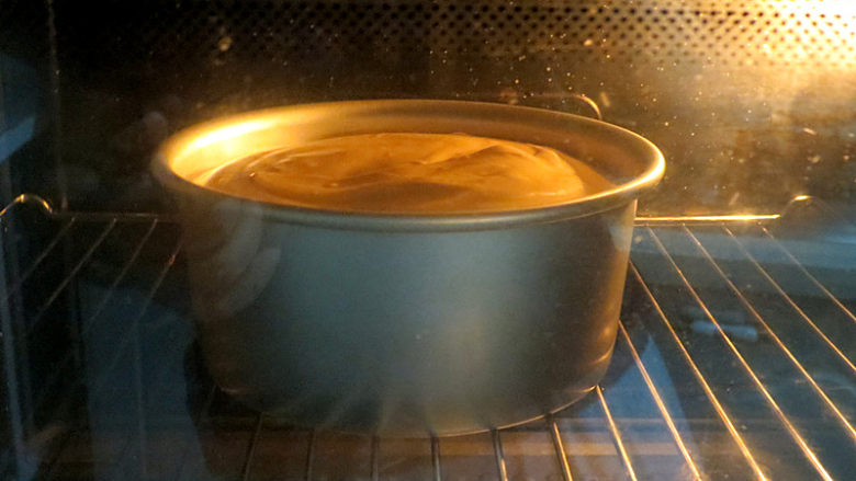如火山熔岩般的【黑糖珍珠爆浆蛋糕】,烤箱提前预热。放入中下层，温度上下115度，烤60分钟；时间到后，调整为温度上下130度，烤20分钟。如感觉上色不理想的话，继续调整温度上下180度，烤2分钟