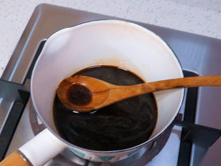 如火山熔岩般的【黑糖珍珠爆浆蛋糕】,做珍珠。40克黑糖和70克水放入小锅中，煮至沸腾状态