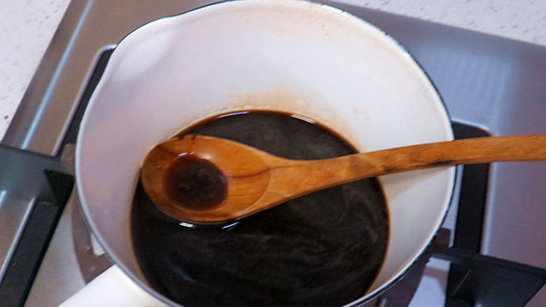 如火山熔岩般的【黑糖珍珠爆浆蛋糕】,做珍珠。40克黑糖和70克水放入小锅中，煮至沸腾状态