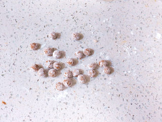如火山熔岩般的【黑糖珍珠爆浆蛋糕】,将小段搓成小珍珠圆形，并粘上少许木薯粉，防止粘黏。继续做完剩余的面团。一次用不完的小珍珠可以放冰箱冷冻保存，下次用时直接取出煮熟使用
