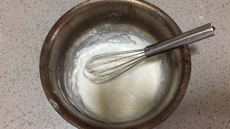 奶牛蛋糕卷,然后，我们把<a style='color:red;display:inline-block;' href='/shicai/ 548'>低筋面粉</a>过筛到乳化好的酸奶玉米油中，再次用蛋抽搅拌均匀。
