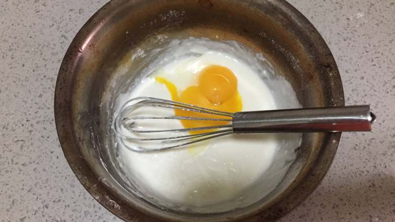 奶牛蛋糕卷,接下来，我们把蛋黄和蛋清分离，蛋黄全部加入到面糊中后再次搅匀，放置待用。
