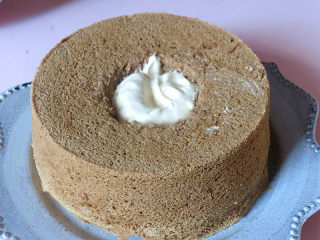 如火山熔岩般的【黑糖珍珠爆浆蛋糕】,在切开的凹陷处挤一部分奶盖酱