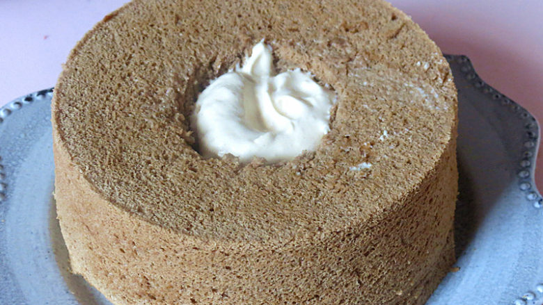 如火山熔岩般的【黑糖珍珠爆浆蛋糕】,在切开的凹陷处挤一部分奶盖酱