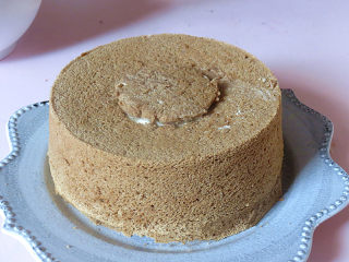 如火山熔岩般的【黑糖珍珠爆浆蛋糕】,把切出的一小块蛋糕胚放回原位（起到支撑作用）
