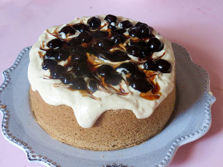 如火山熔岩般的【黑糖珍珠爆浆蛋糕】,将黑糖珍珠浆放到蛋糕中间。大功告成！