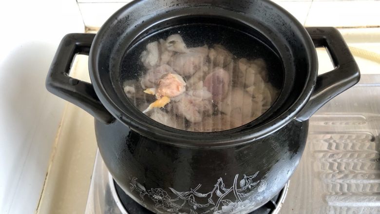 一碗好汤暖身心➕虫草花煲土鸡汤,取一小口大肚砂锅放入鸡块和约3升清水