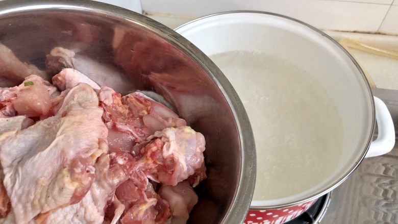 一碗好汤暖身心➕虫草花煲土鸡汤,坐锅烧水，水开放入鸡块，继续煮两分钟，煮出血末