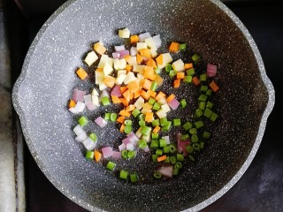 宝宝辅食—杂蔬猪肉焖饭,接着倒入胡萝卜、土豆和四季豆翻炒均匀（不需要炒熟）