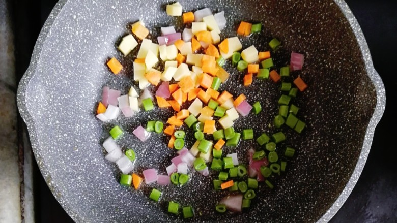 宝宝辅食—杂蔬猪肉焖饭,接着倒入胡萝卜、土豆和四季豆翻炒均匀（不需要炒熟）