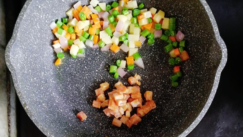 宝宝辅食—杂蔬猪肉焖饭,倒入腌好的猪肉翻炒至变色