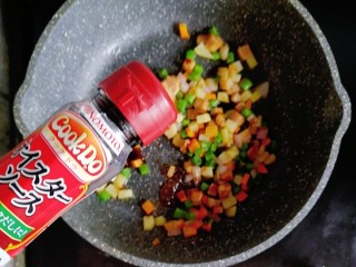 宝宝辅食—杂蔬猪肉焖饭,倒入适量的蚝油炒匀调味