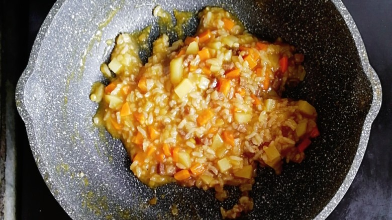 宝宝辅食—咖喱牛肉烩饭,煮至基本收汁即可出锅
