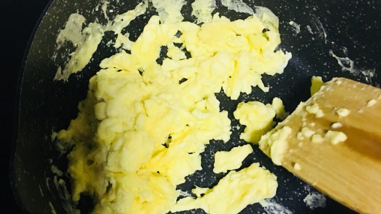 高颜值减脂便当餐🍱,❗️热锅加入<a style='color:red;display:inline-block;' href='/shicai/ 851'>橄榄油</a>少量，倒入蛋液翻炒3、4分钟至凝固即可出锅（这样鸡蛋吃起来很嫩）。