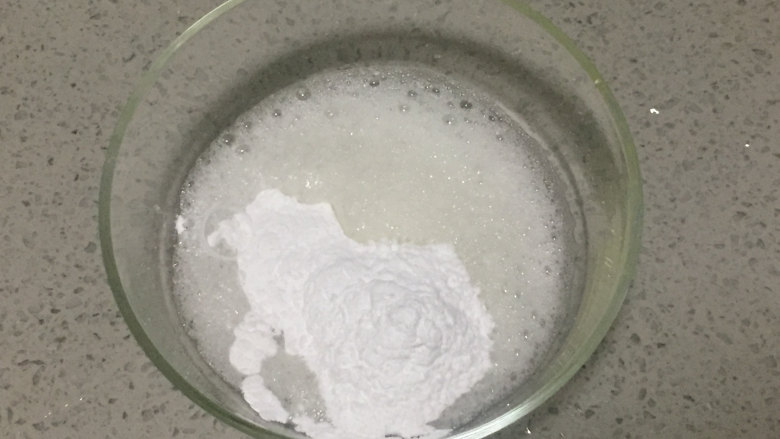 独角兽蛋白糖,然后，我们一次性放入45克的糖粉，再次用打蛋器搅打出细腻的膏状，时间约为8分钟。
