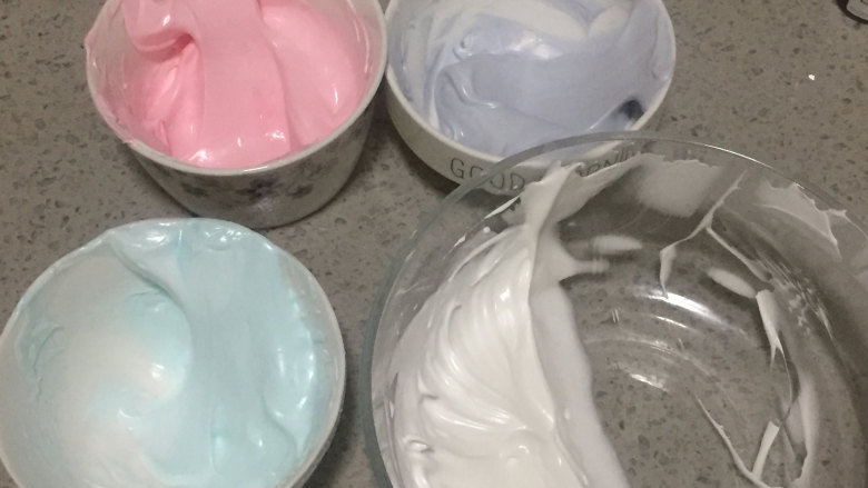 独角兽蛋白糖,我们用少许的色素进行调色，分别装在三个碗中，其中一碗是原色的。紫色的就是用蓝色加玫红色调的。
