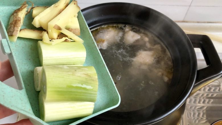一碗好汤暖身心➕虫草花煲土鸡汤,加入姜片京葱