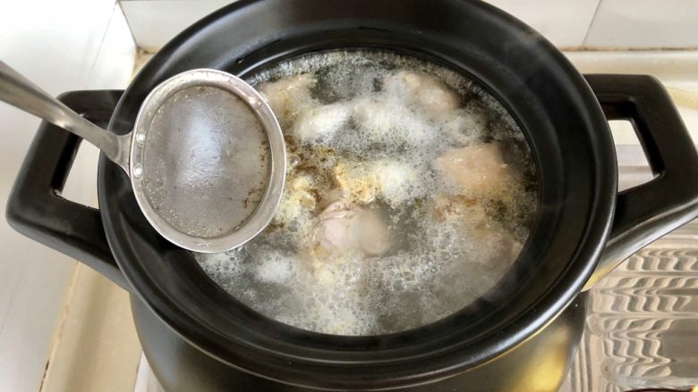 一碗好汤暖身心➕虫草花煲土鸡汤,可能还有一些浮末，用捞油漏勺捞干净。这个漏勺很好用，因为网比较细，还可以捞出汤面多余的油脂