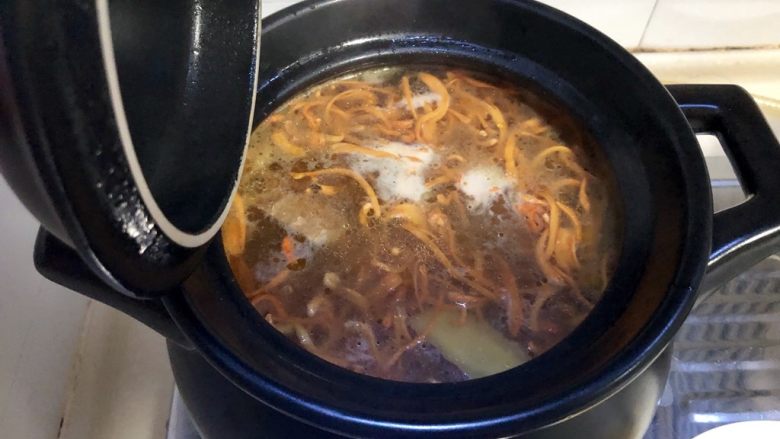 一碗好汤暖身心➕虫草花煲土鸡汤,整个厨房都是虫草花混合鸡汤的味道，好香啊