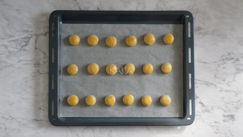 零失败的小饼—花生酥，最适合烘焙新手,将面团分成18等份，揉圆，刷上蛋黄液